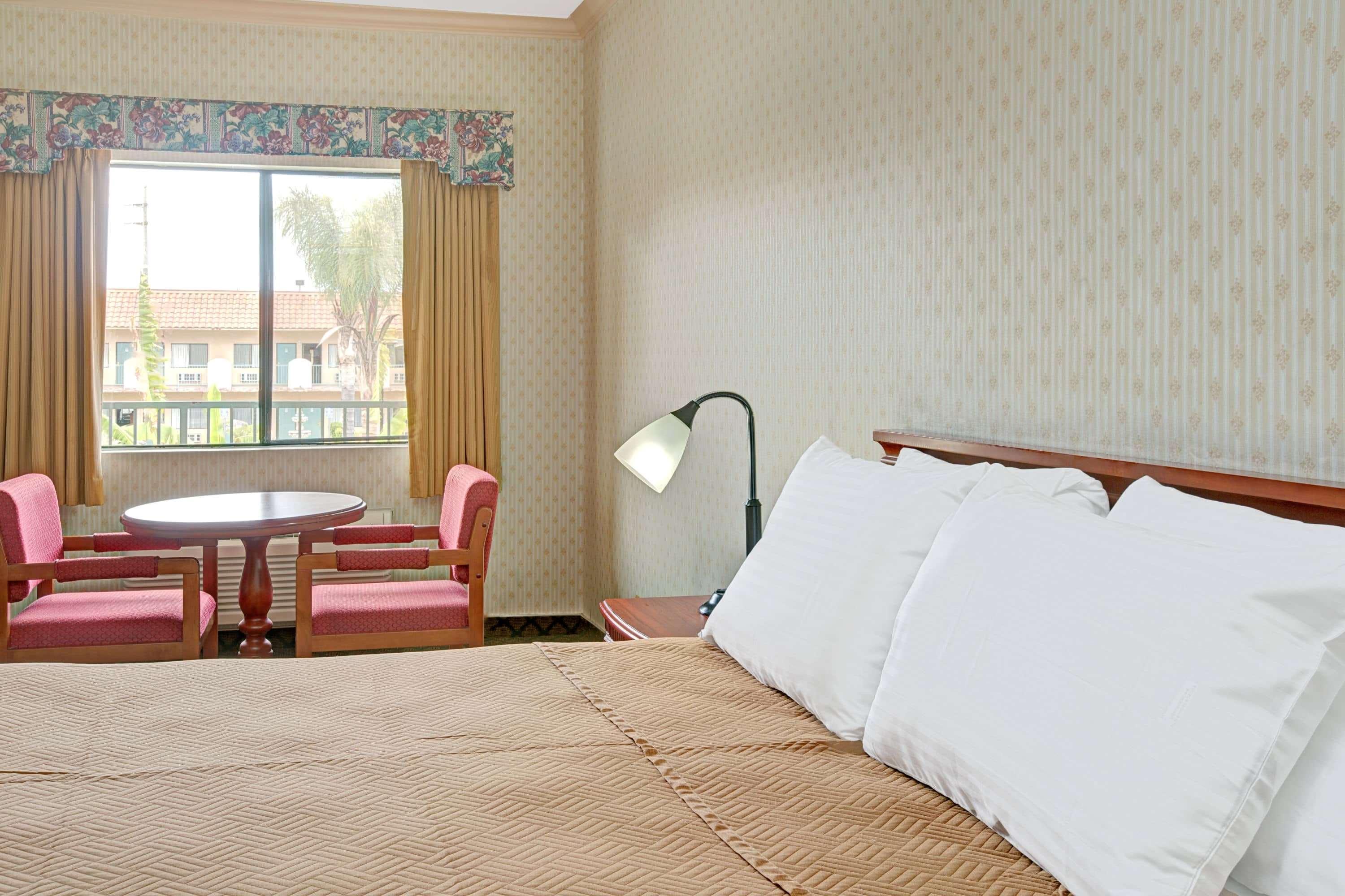 Travelodge By Wyndham Линвуд Экстерьер фото